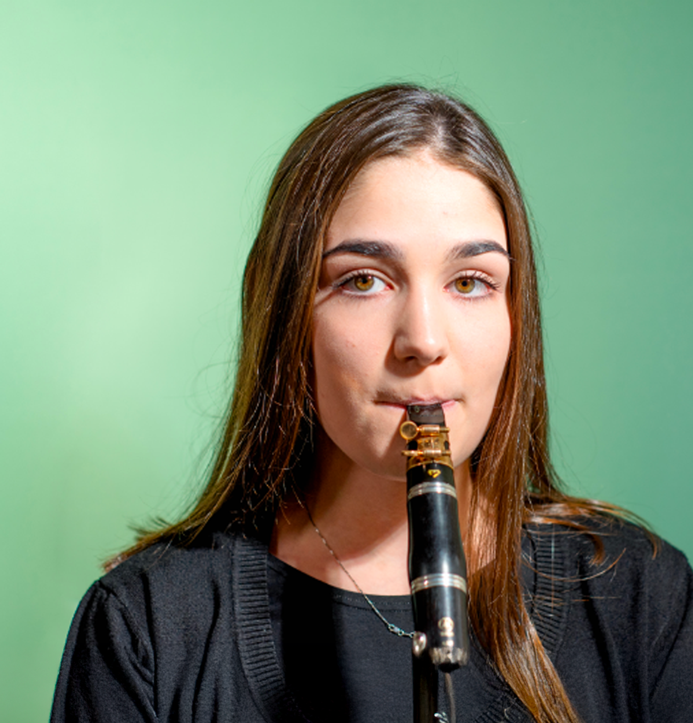 ragazza suona il flauto su sfondo verde