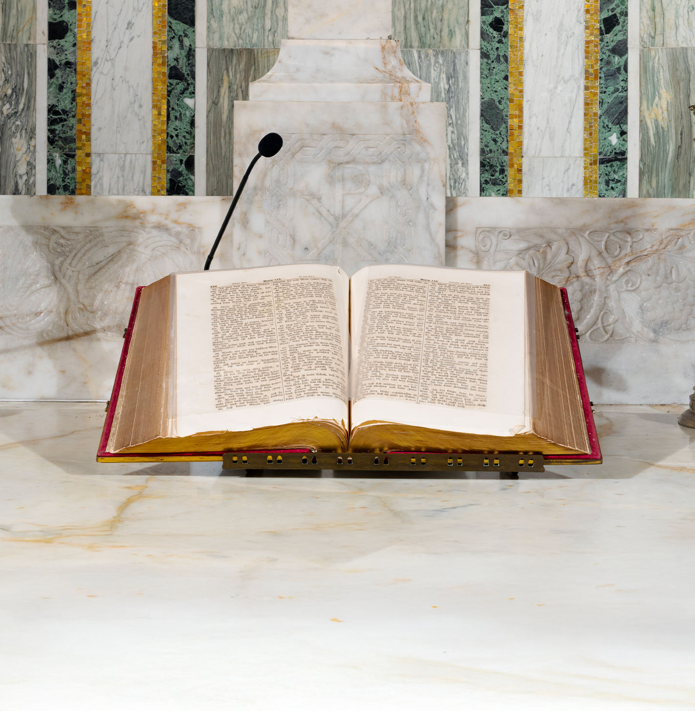 libro biblico su altare