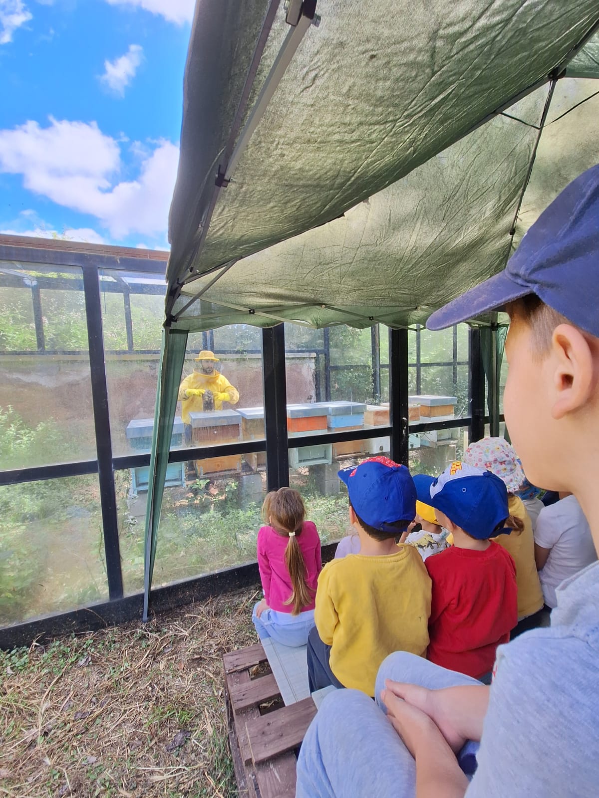 Povertà educativa a Rebibbia: bambini all'apiario didattico del progetto Bee Friends, otto per mille luterano
